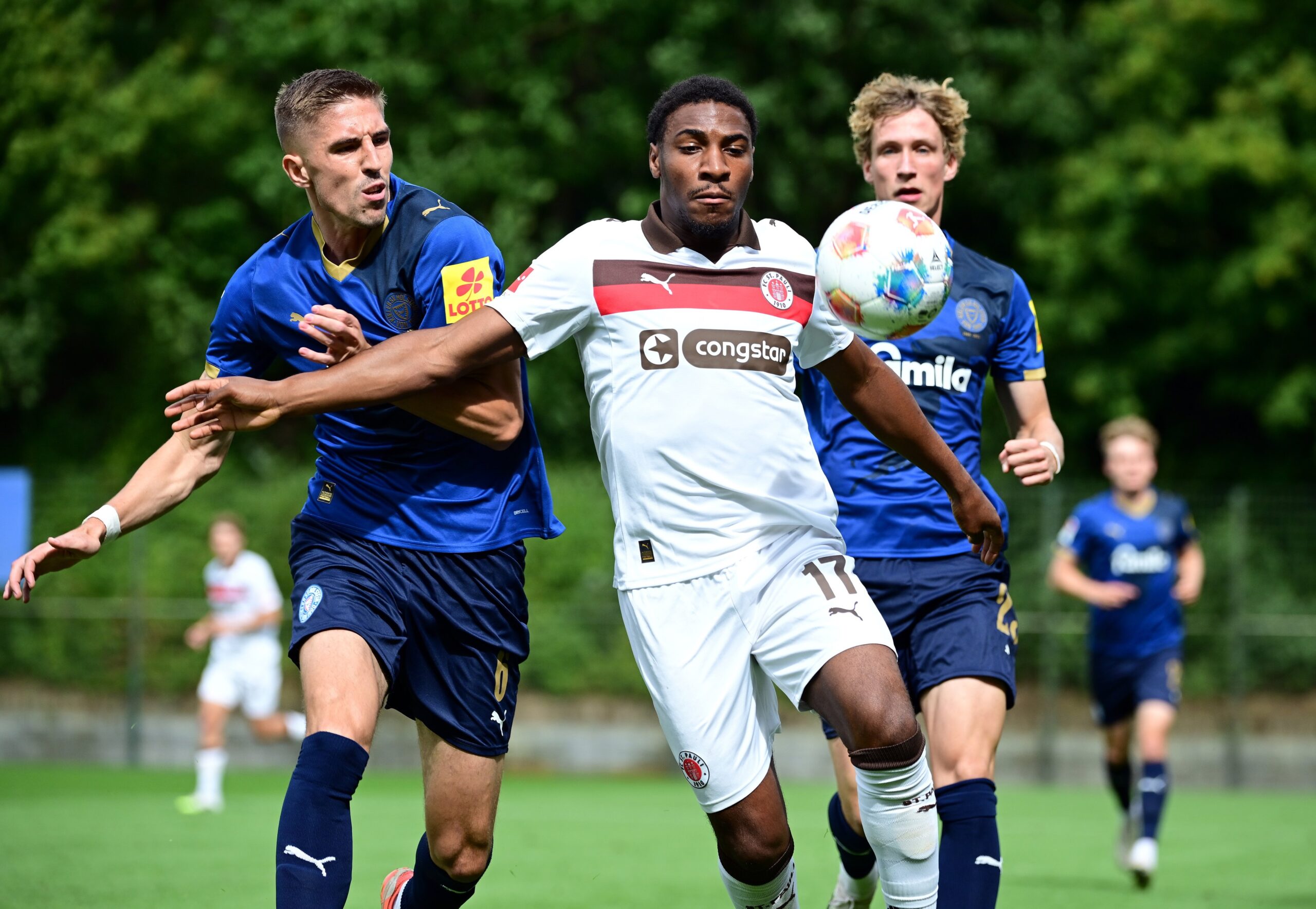 Dapo Afolayan beim Testspiel in Kiel