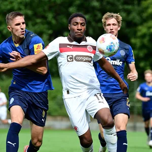 Dapo Afolayan beim Testspiel in Kiel