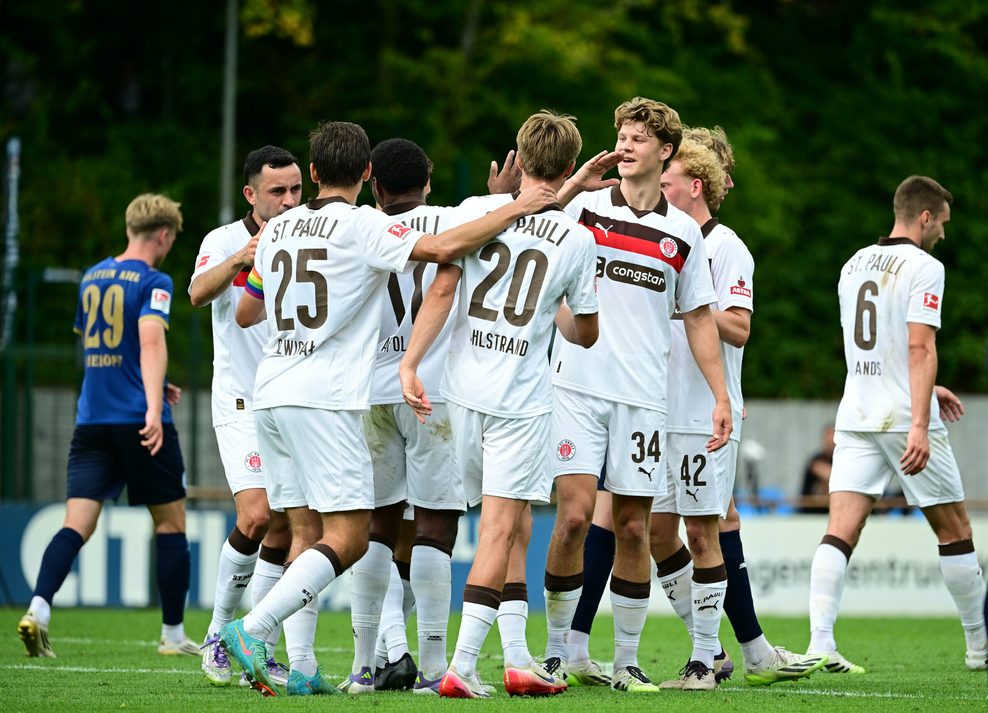 Manolis Saliakas, Adam Dzwigala, Torschuetze Oladapo Afolayan , Erik Ahlstrand, Jannik Robatsch und Marwin Schmitz bejubeln das St. Pauli Tor.