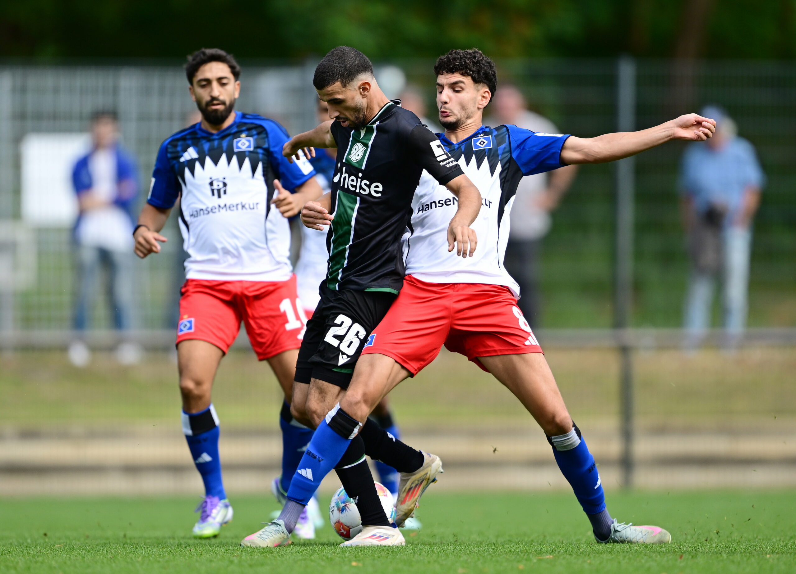 Immanuel Pherai und Daniel Elfadli versuchen im Test gegen Hannover 96-Profi Waniss Taibi zu stoppen.