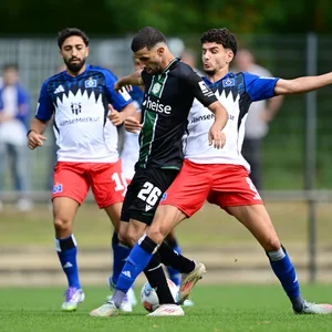 Immanuel Pherai und Daniel Elfadli versuchen im Test gegen Hannover 96-Profi Waniss Taibi zu stoppen.