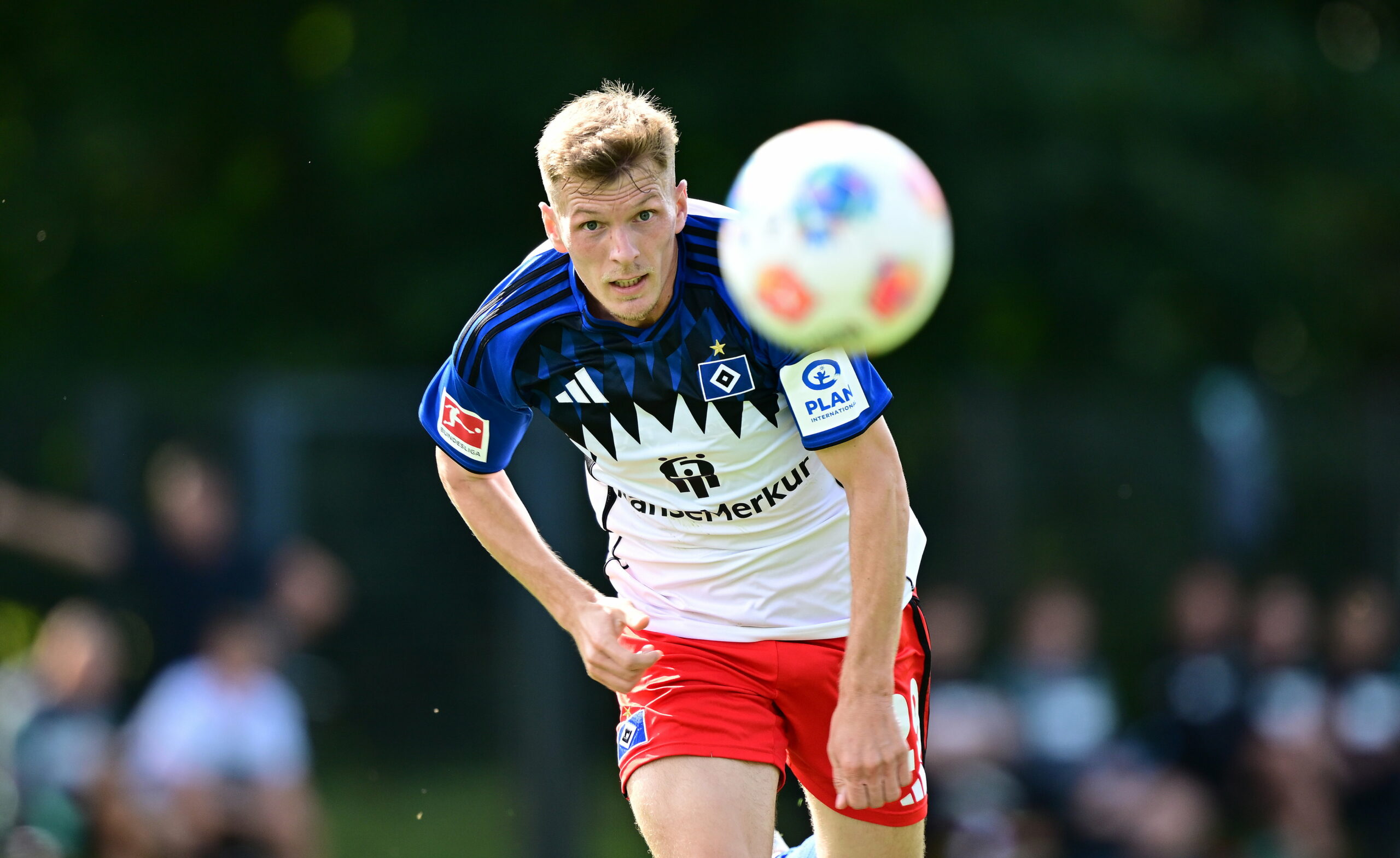 Emir Sahiti guckt beim Testspiel des HSV gegen Hannover auf den Ball