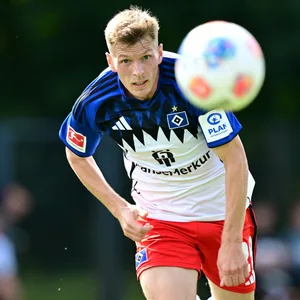 Emir Sahiti guckt beim Testspiel des HSV gegen Hannover auf den Ball