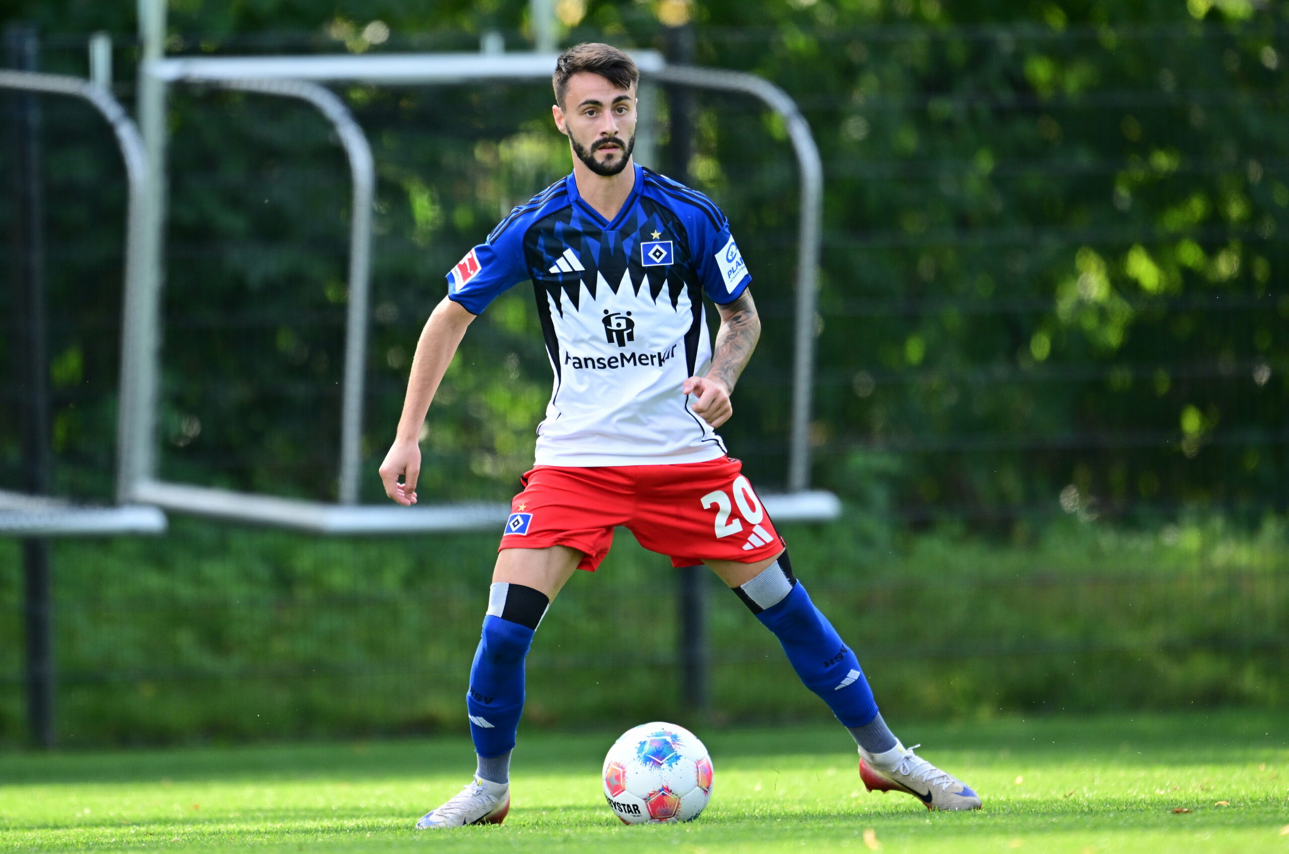 Fábio Vieira hält nach einem Mitspieler Ausschau.