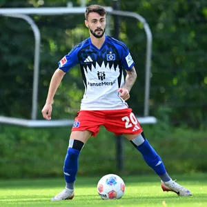Fábio Vieira hält nach einem Mitspieler Ausschau.