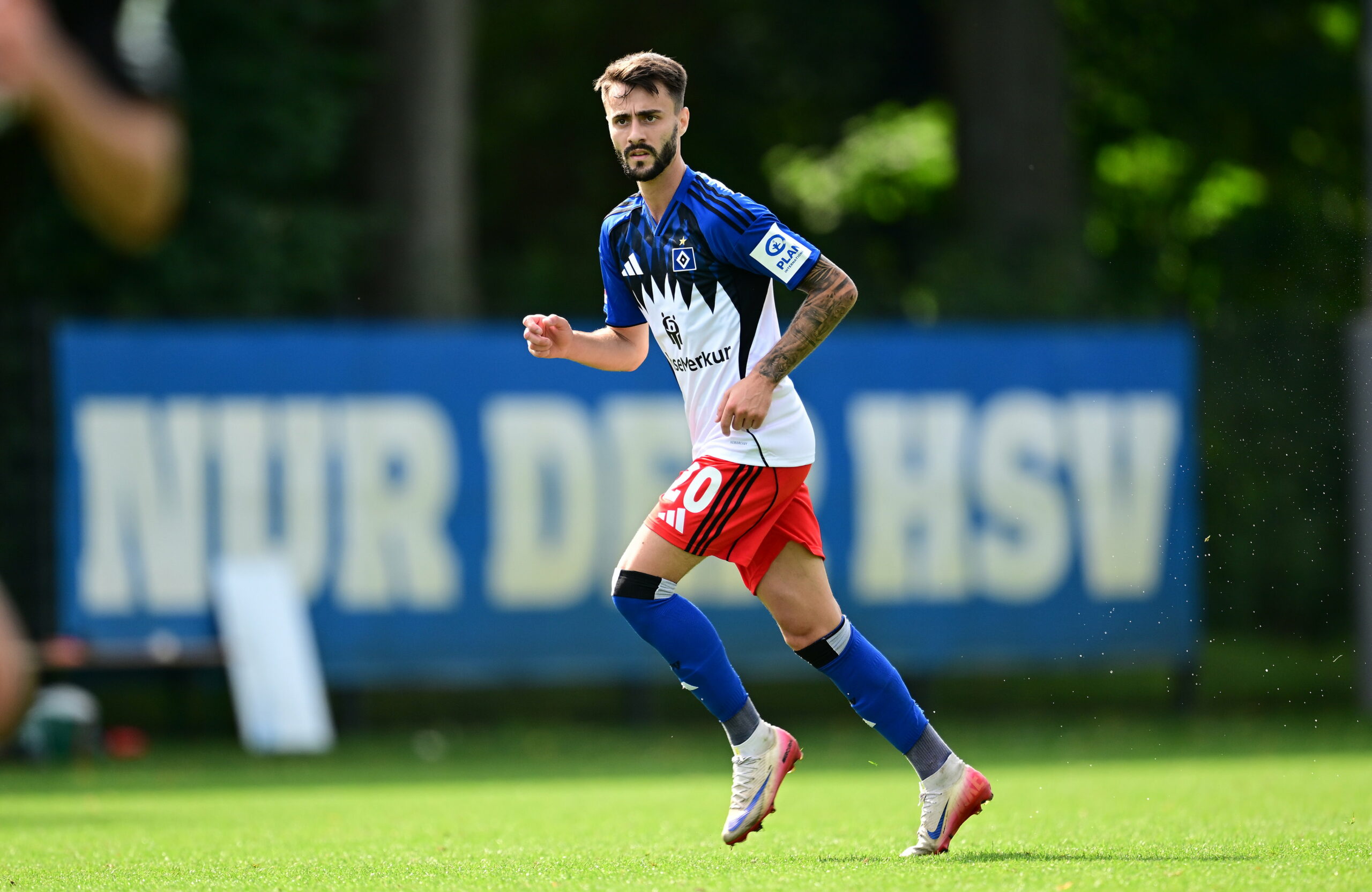 Fábio Vieira läuft über das Spielfeld