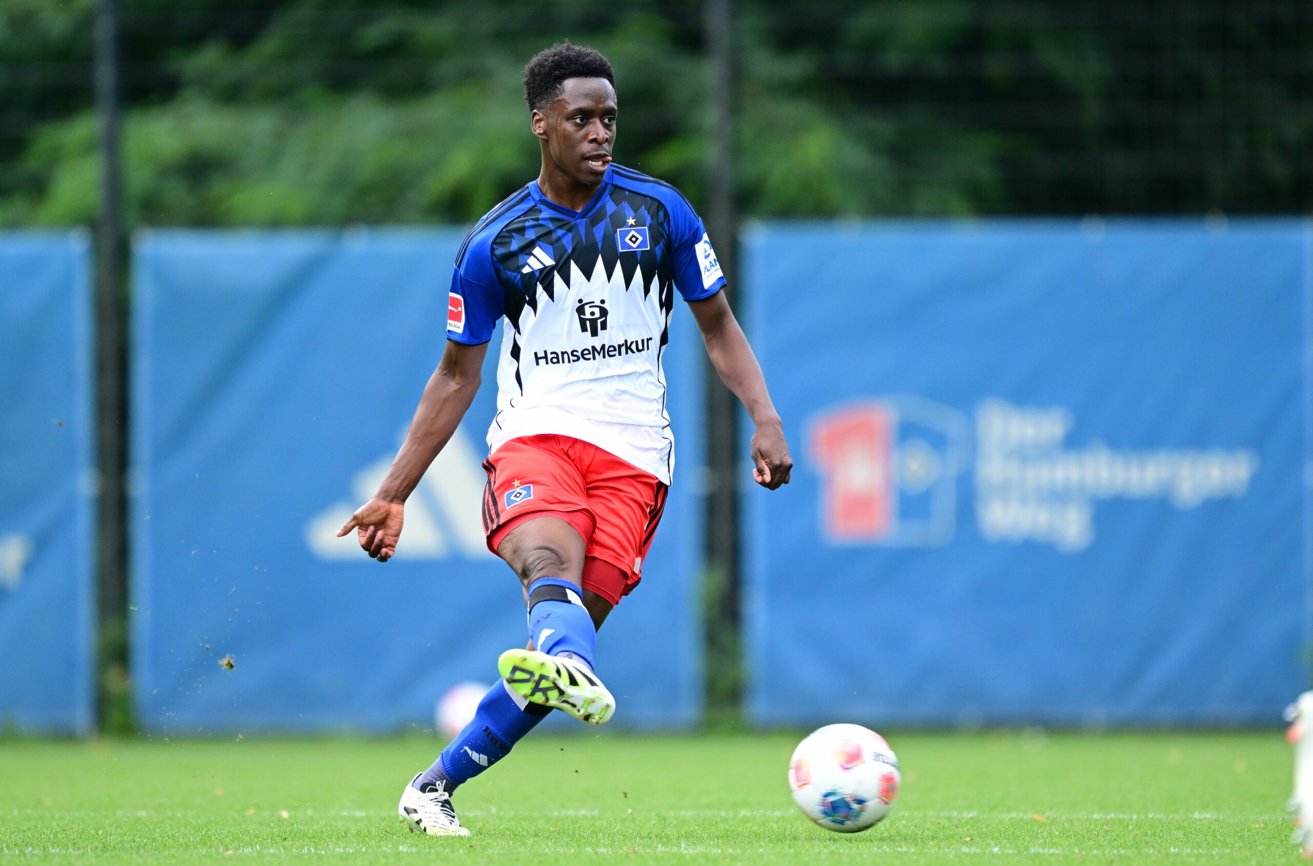 Albert Sambi Lokonga im Testspiel gegen Hannover 96