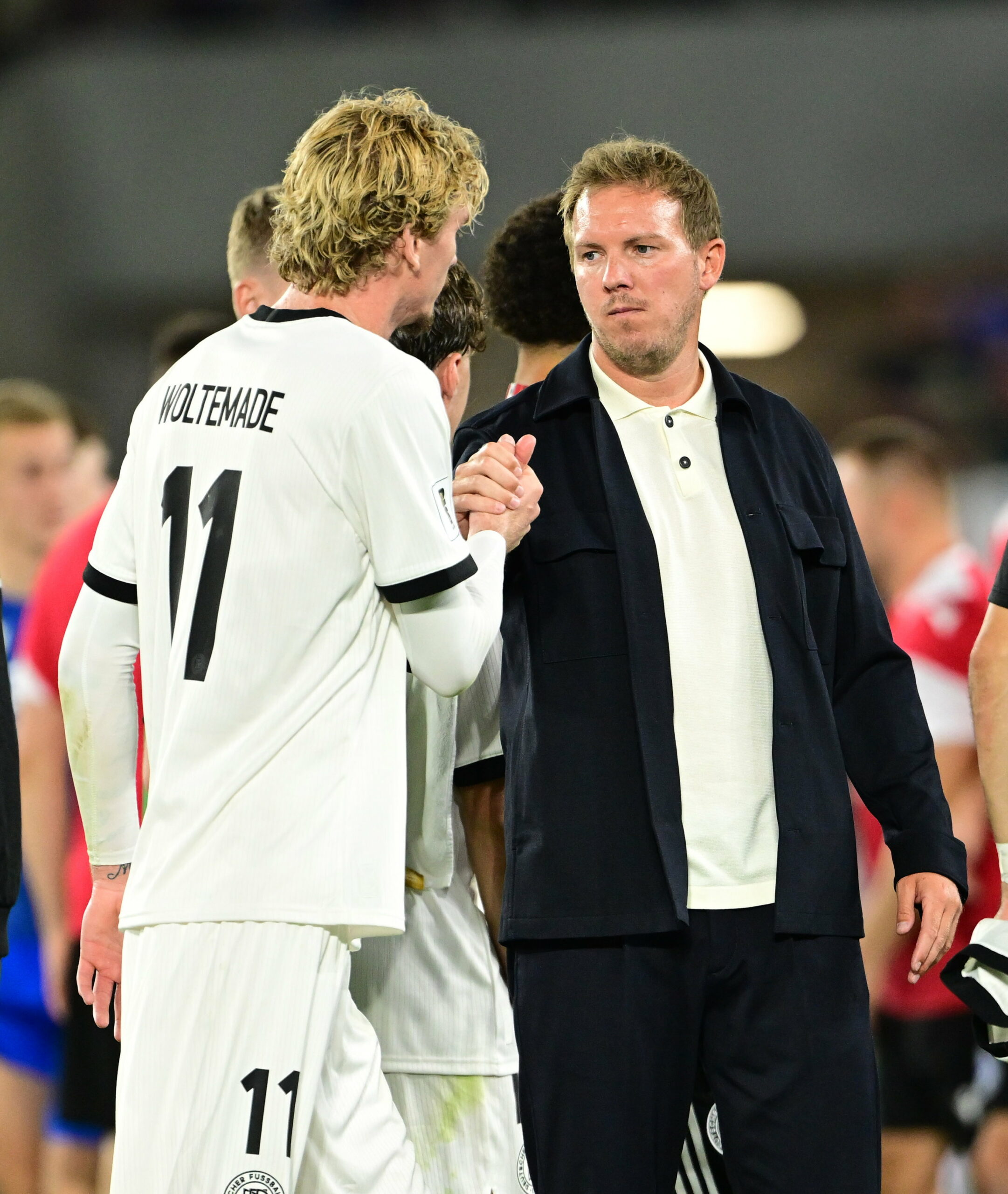Julian Nagelsmann klatscht mit Nick Woltemade ab