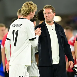 Julian Nagelsmann klatscht mit Nick Woltemade ab