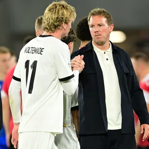 Julian Nagelsmann klatscht mit Nick Woltemade ab
