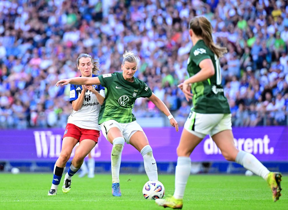 Pauline Machtens im Zweikampf mit Alexandra Popp