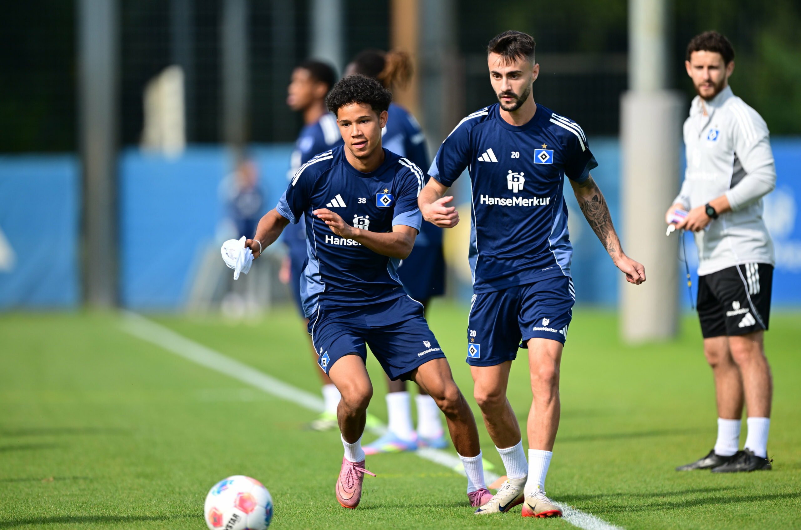 Alexander Røssing-Lelesiit und Fábio Vieira im HSV-Training
