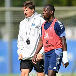 Merlin Polzin spricht auf dem Trainingsplatz mit Jean-Luc Dompé