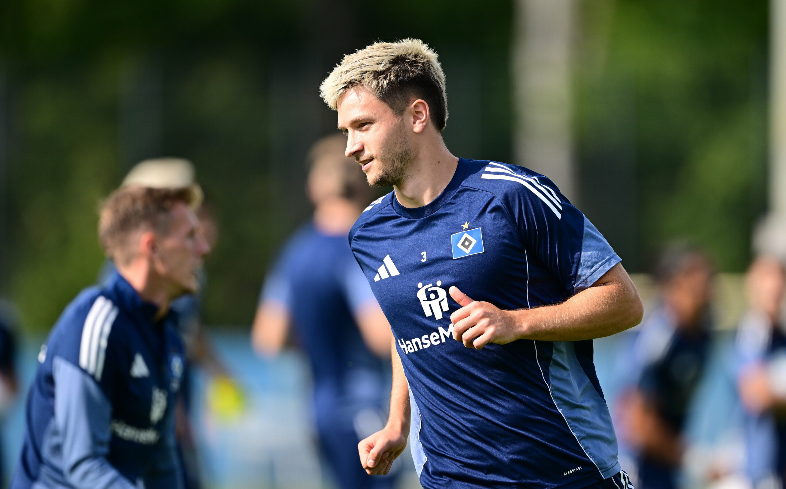 Noah Katterbach joggt im HSV-Training