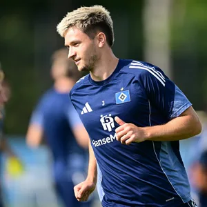 Noah Katterbach joggt im HSV-Training