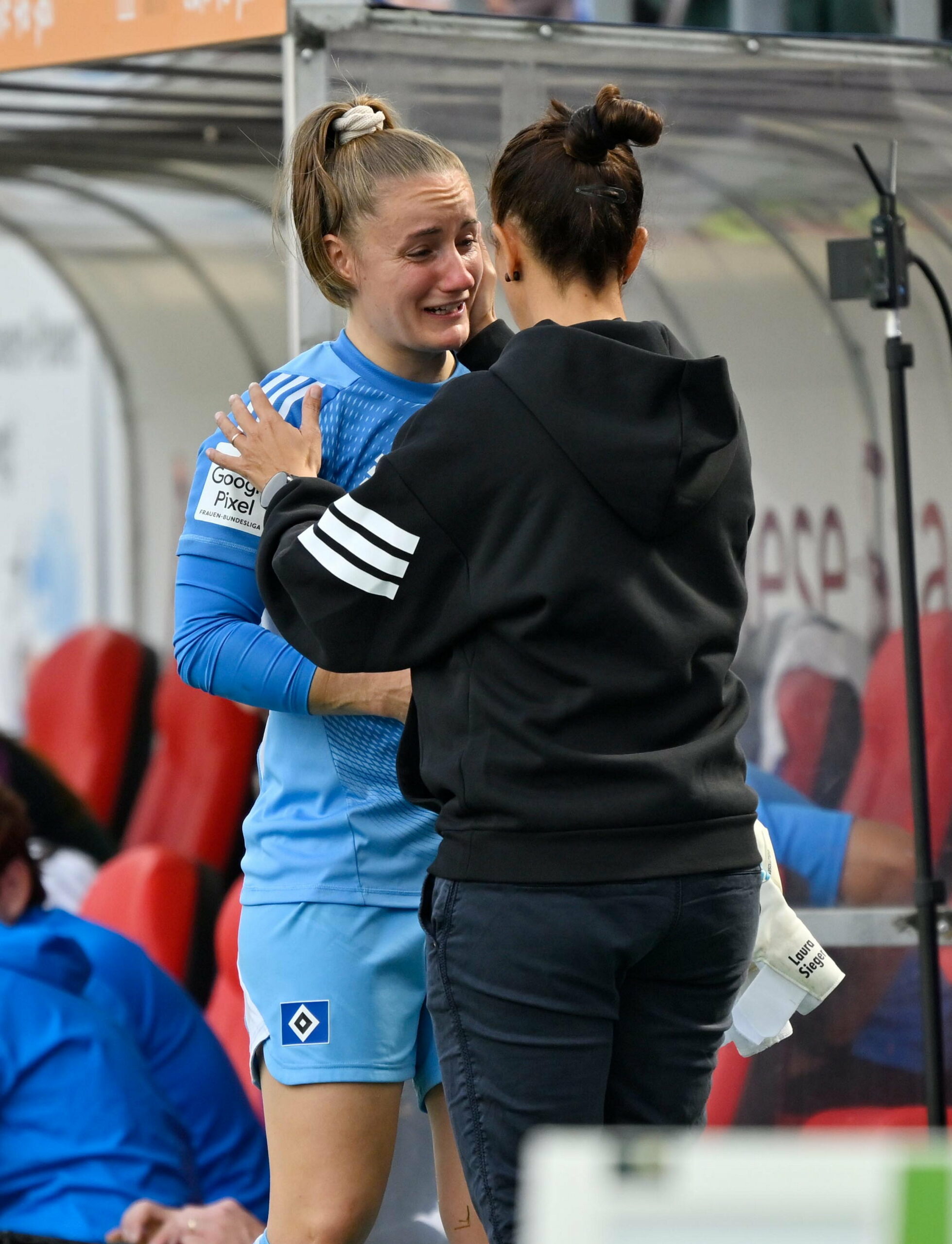 Laura Sieger weint nach ihrer Verletzung in den Armen von HSV-Trainerin Liése Brancão