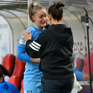 Laura Sieger weint nach ihrer Verletzung in den Armen von HSV-Trainerin Liése Brancão