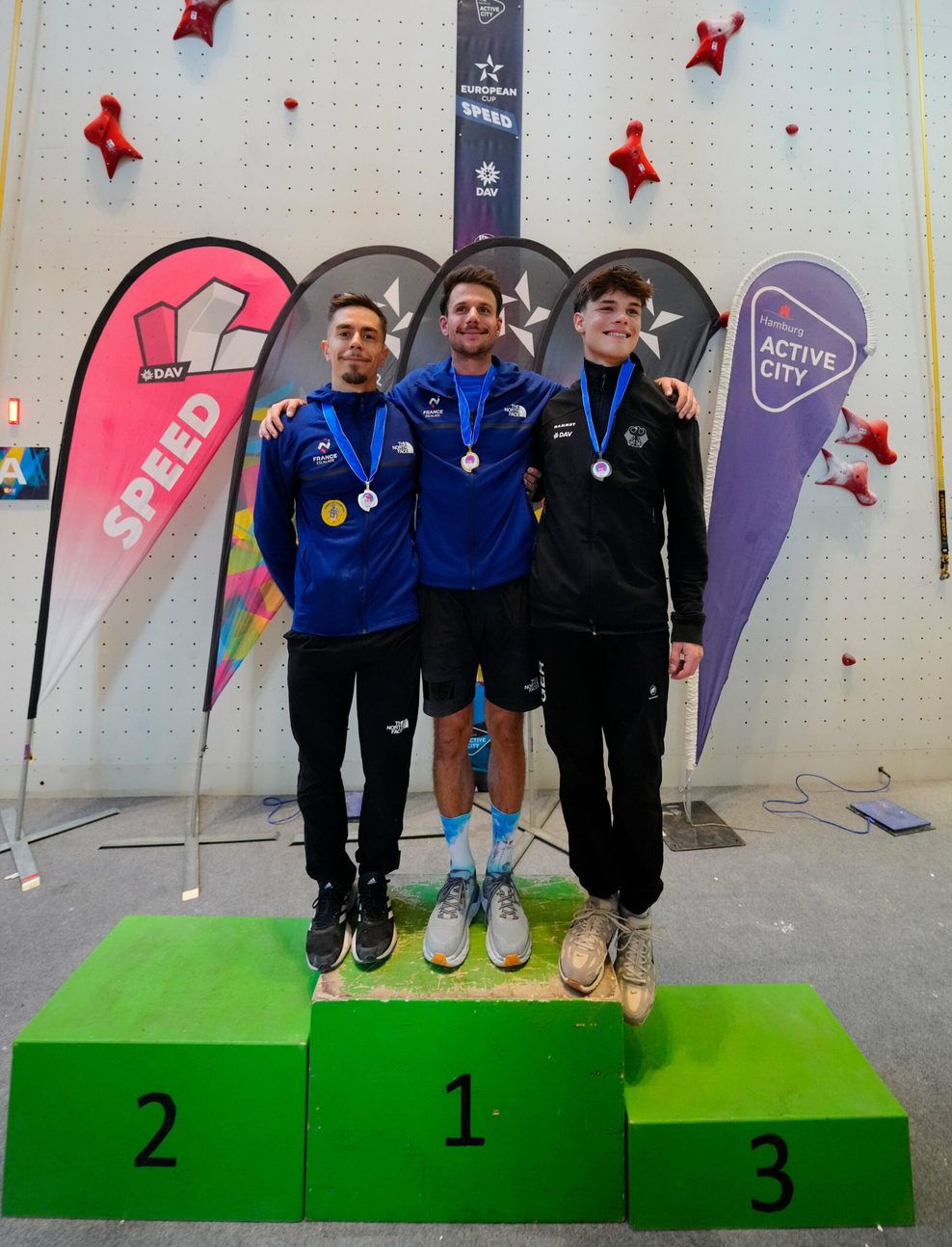 Die drei Medaillengewinner auf dem Podium.v.l. Pierre Rebreyend (Frankreich), Guillaume Moro (Frankreich), Andrin Zedler (Deutschland).