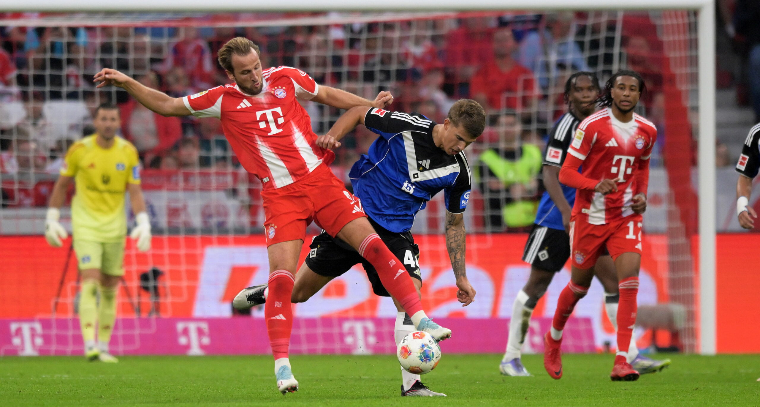 Luka Vuskovic im Zweikampf mit Harry Kane