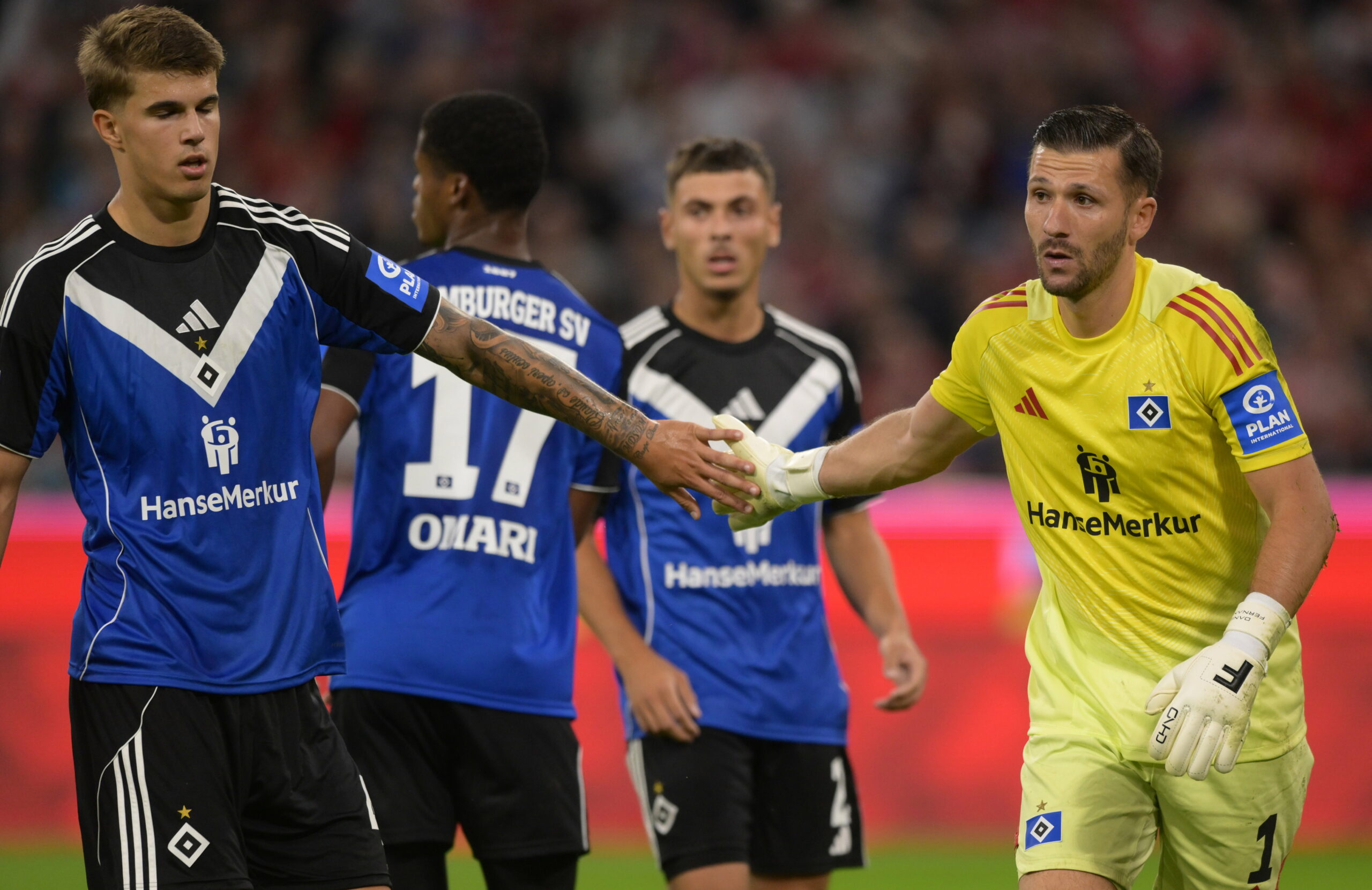 Luka Vuskovic und Daniel Heuer Fernandes klatschen ab.