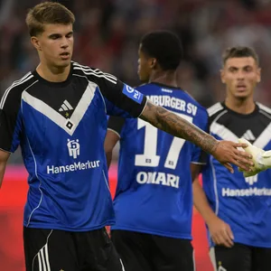 Luka Vuskovic und Daniel Heuer Fernandes klatschen ab.