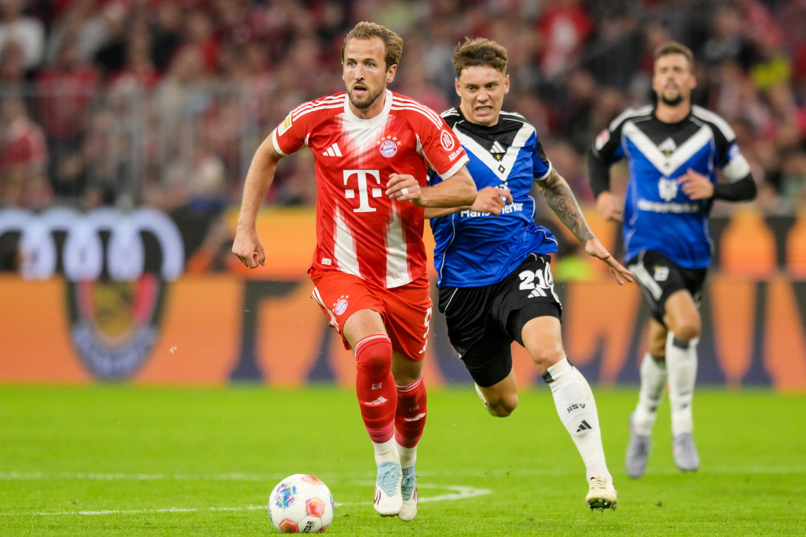 Nicolai Remberg läuft Bayern-Star Harry Kane hinterher