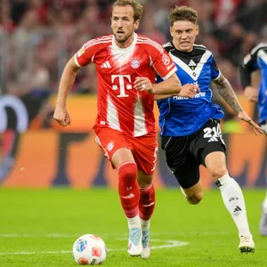 Nicolai Remberg läuft Bayern-Star Harry Kane hinterher