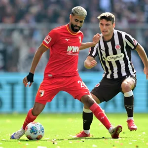 Elias Saad im Zweikampf mit Arkadiusz Pyrka