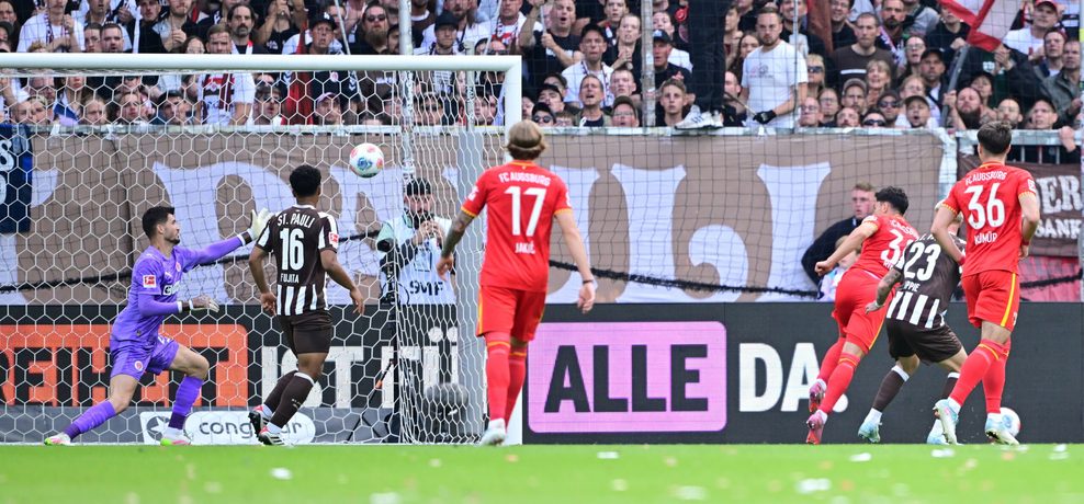 Fabian Rieder erzielt die Führung für den FC Augsburg