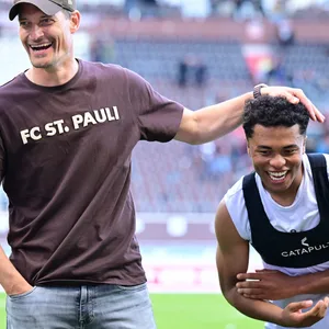 St. Pauli-Trainer Alexander Blessin freute sich mit Joel Chima Fujita