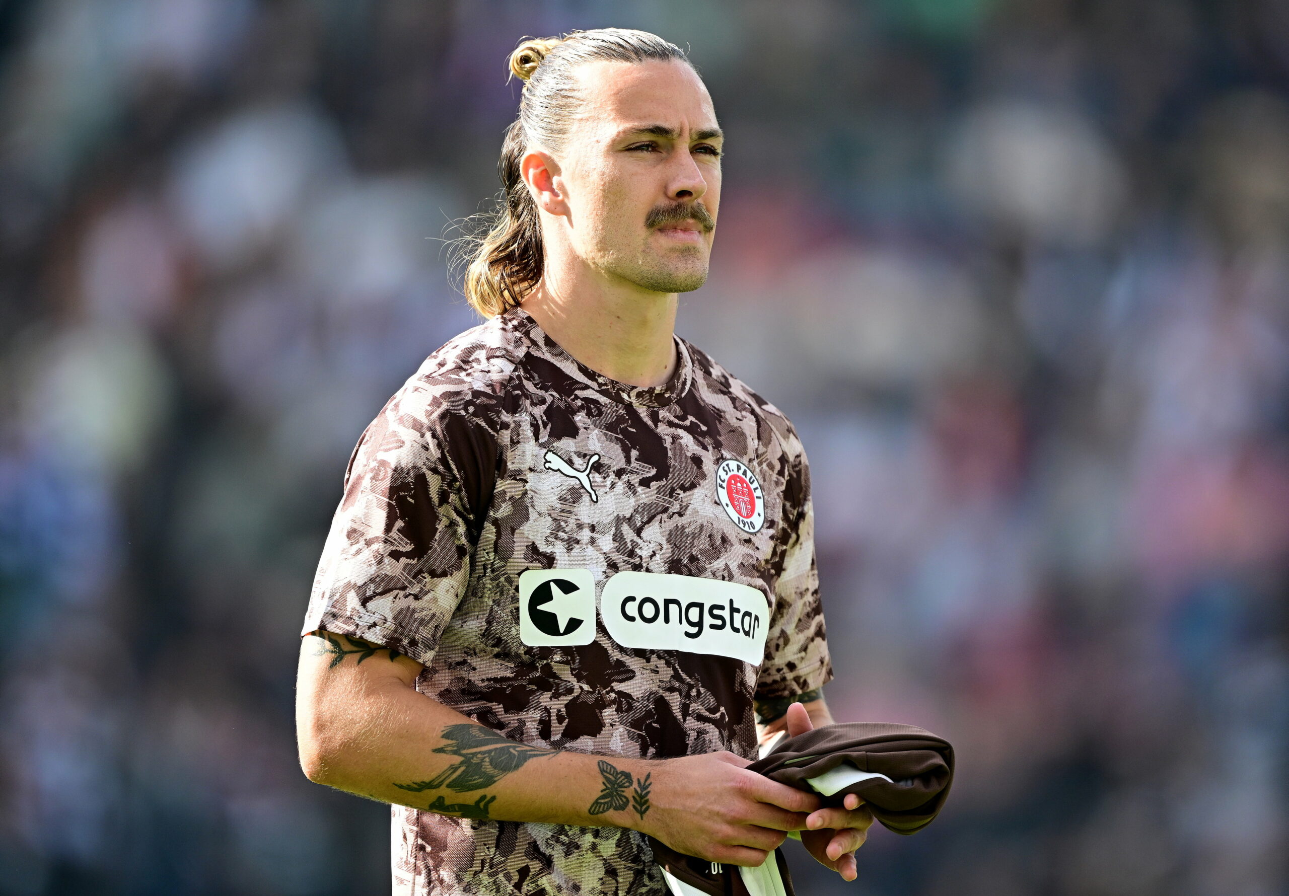 Jackson Irvine im Aufwärm-Dress beim Spiel gegen Augsburg