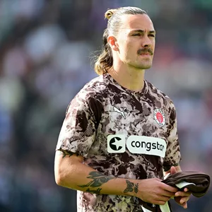 Jackson Irvine im Aufwärm-Dress beim Spiel gegen Augsburg
