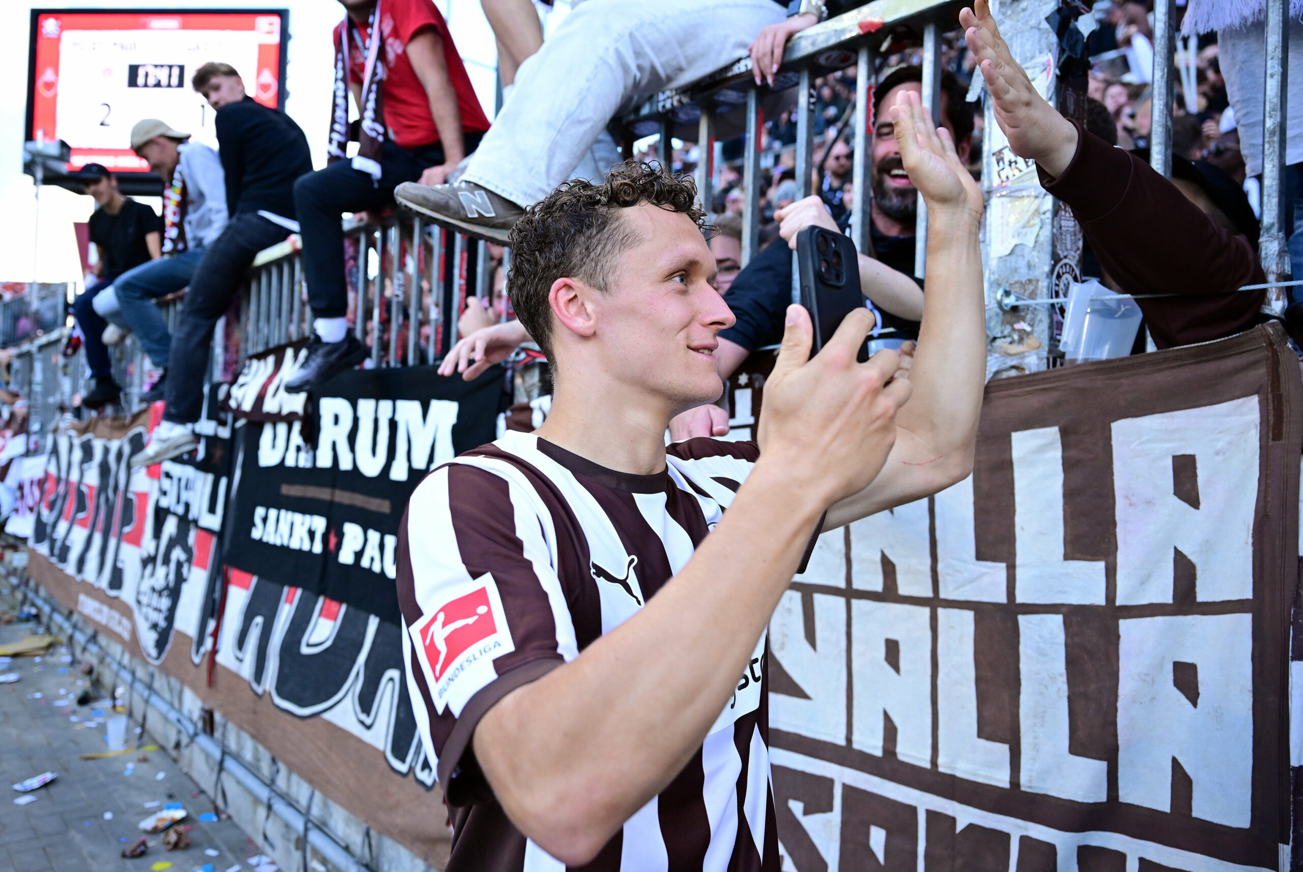 Martijn Kaars klatscht mit den St. Pauli-Fans nach dem Heimsieg gegen Augsburg ab.
