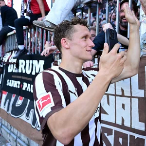 Martijn Kaars klatscht mit den St. Pauli-Fans nach dem Heimsieg gegen Augsburg ab.
