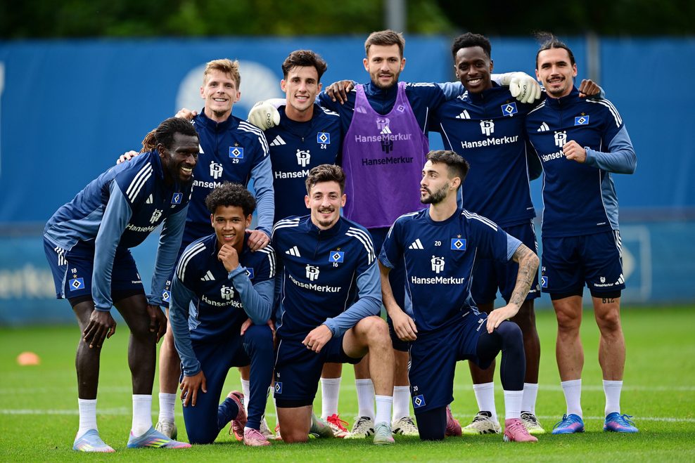 Die HSV-Profis posieren für ein Gruppenbild beim Training