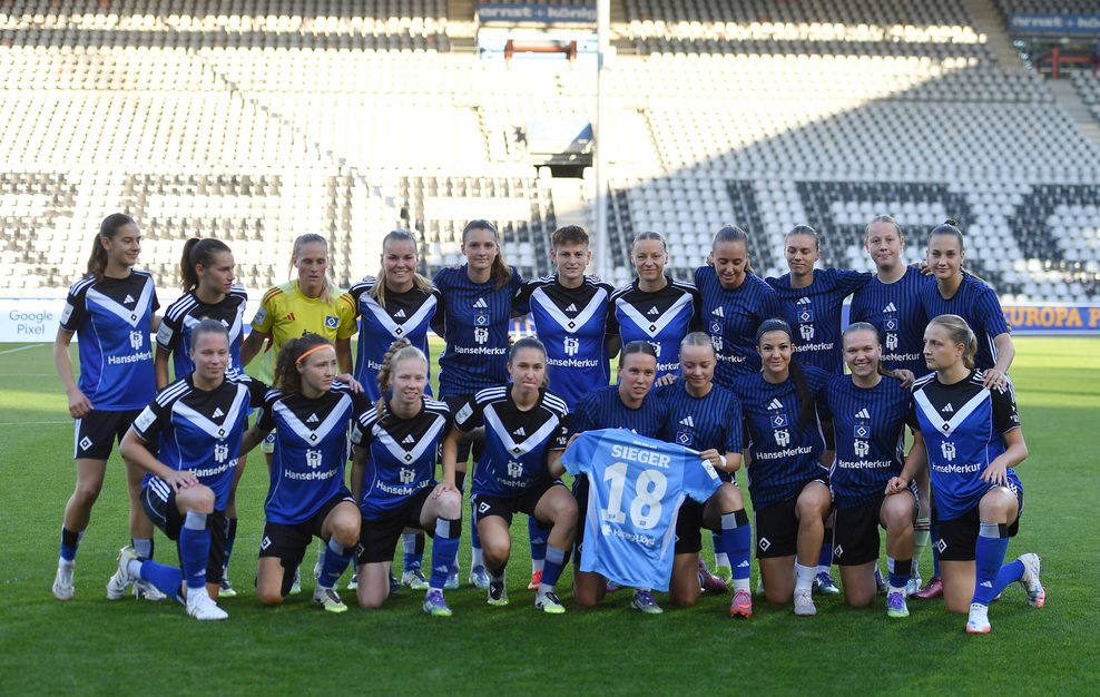 HSV-Frauen mit Trikot der verletzten Torfrau Laura Sieger