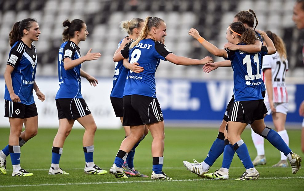 HSV-Frauen bejubeln ein Tor von Svea Stoldt