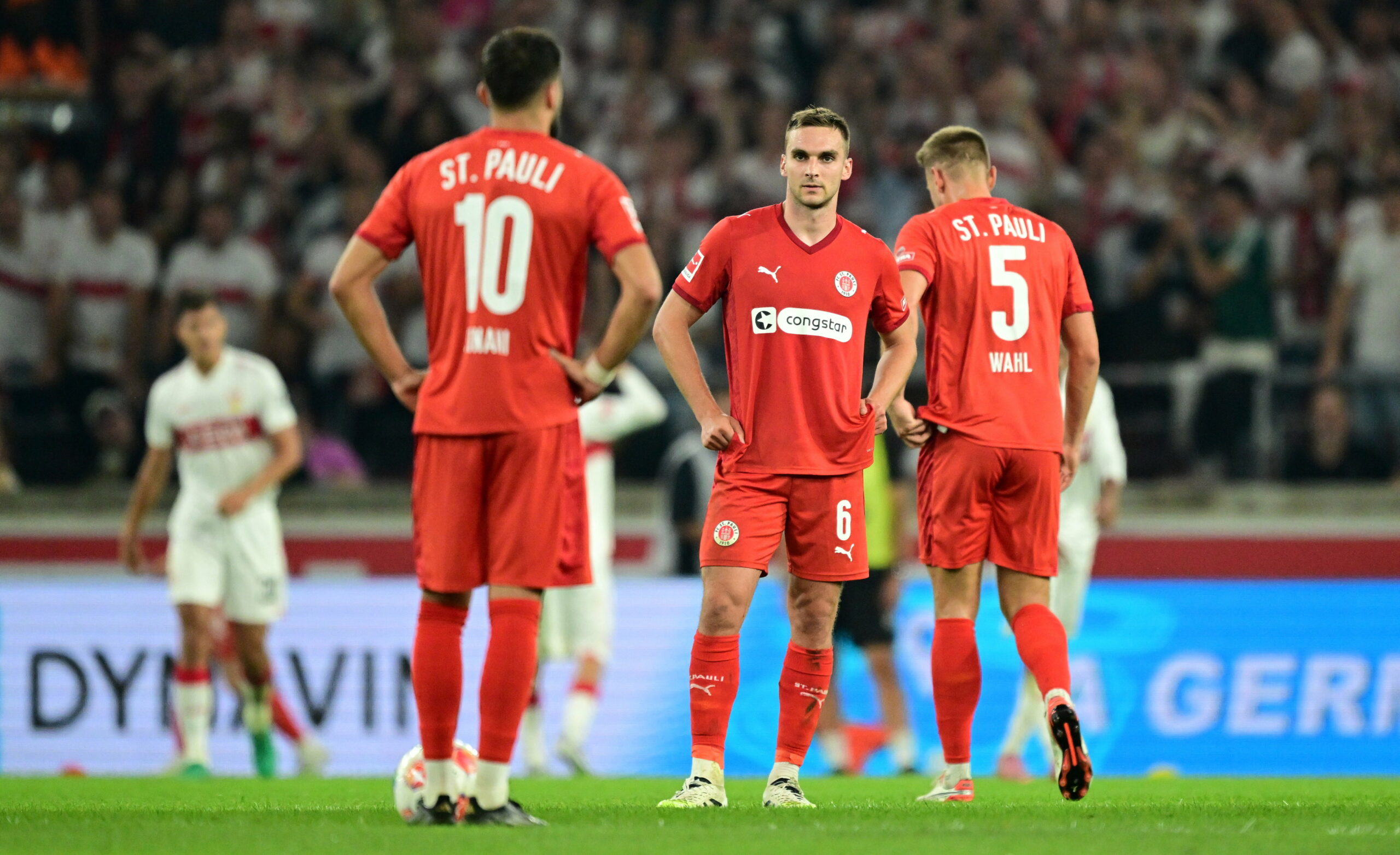 Danel Sinani, James Sands und Hauke Wahl reagieren enttäuscht auf das Tor zum 0:2