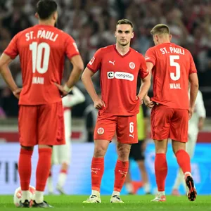 Danel Sinani, James Sands und Hauke Wahl reagieren enttäuscht auf das Tor zum 0:2