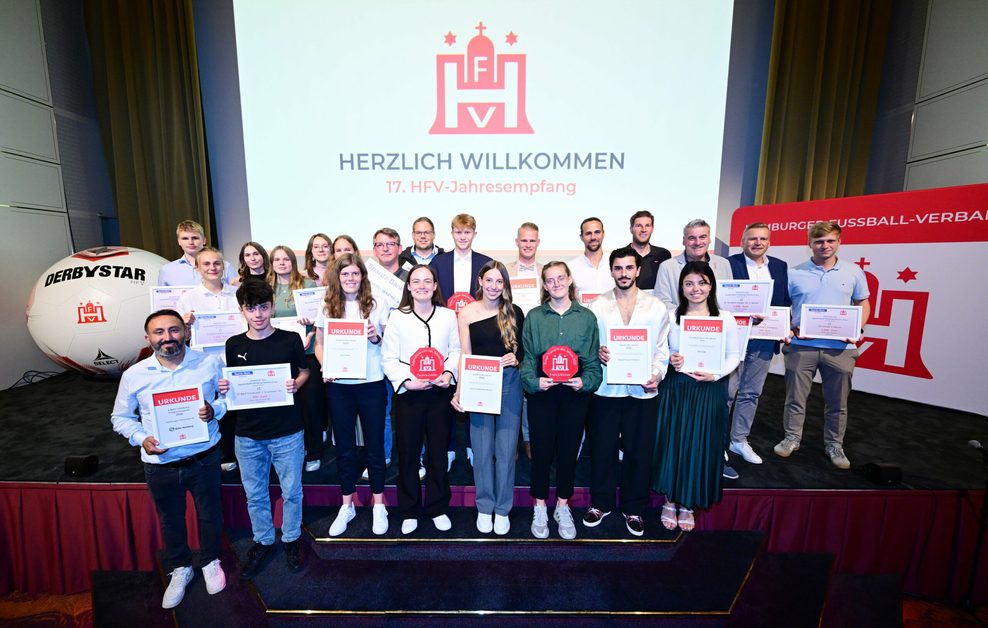 Gruppenfoto mit allen Preistraegern Hamburg, 19.09.2025, Fussball, Hamburger Fussball-Verband, 17. HFV-Jahresempfang 2025
