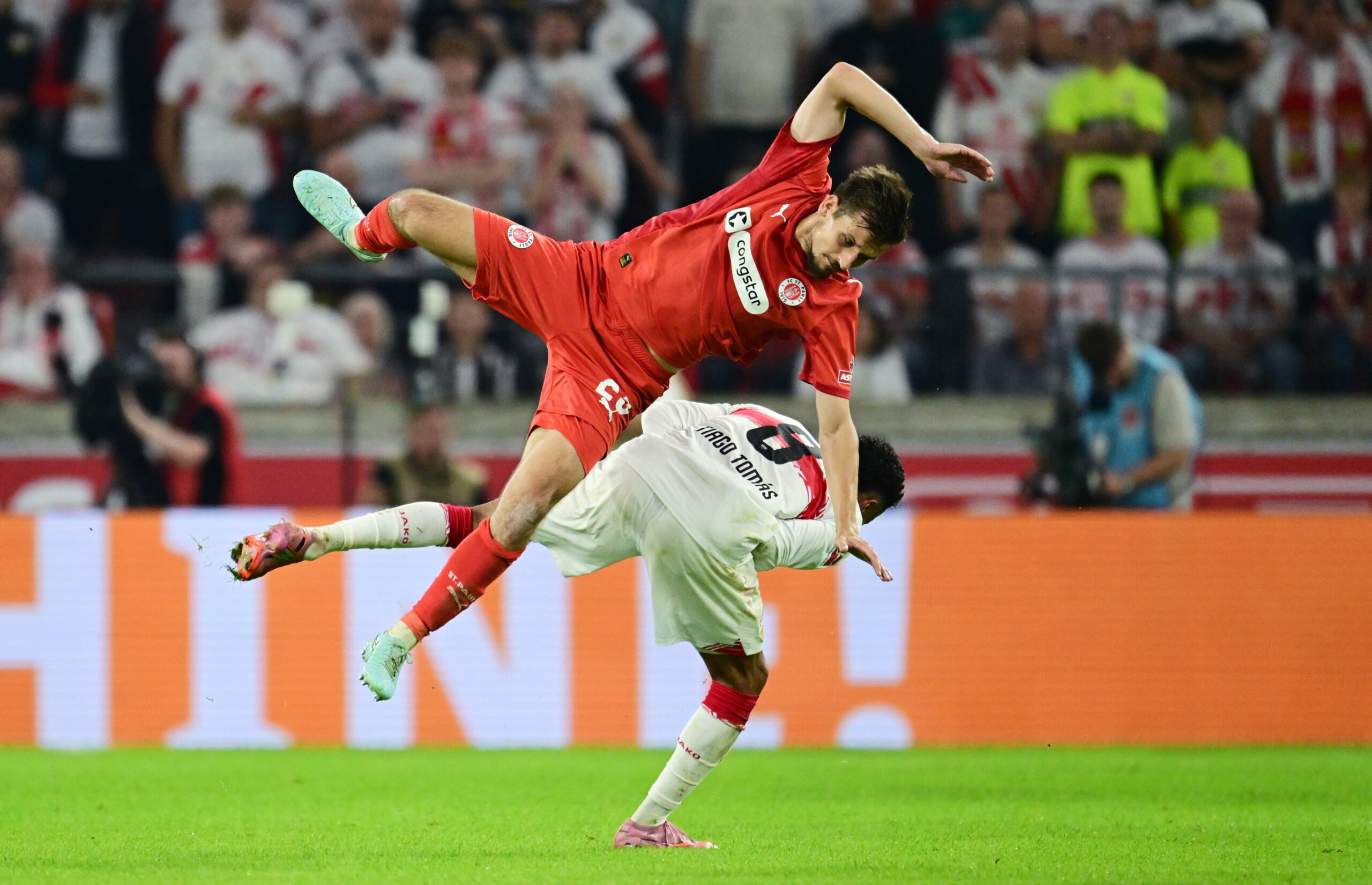 Adam Dzwigala stürzt über Tiago Tomas