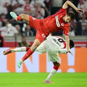 Adam Dzwigala stürzt über Tiago Tomas