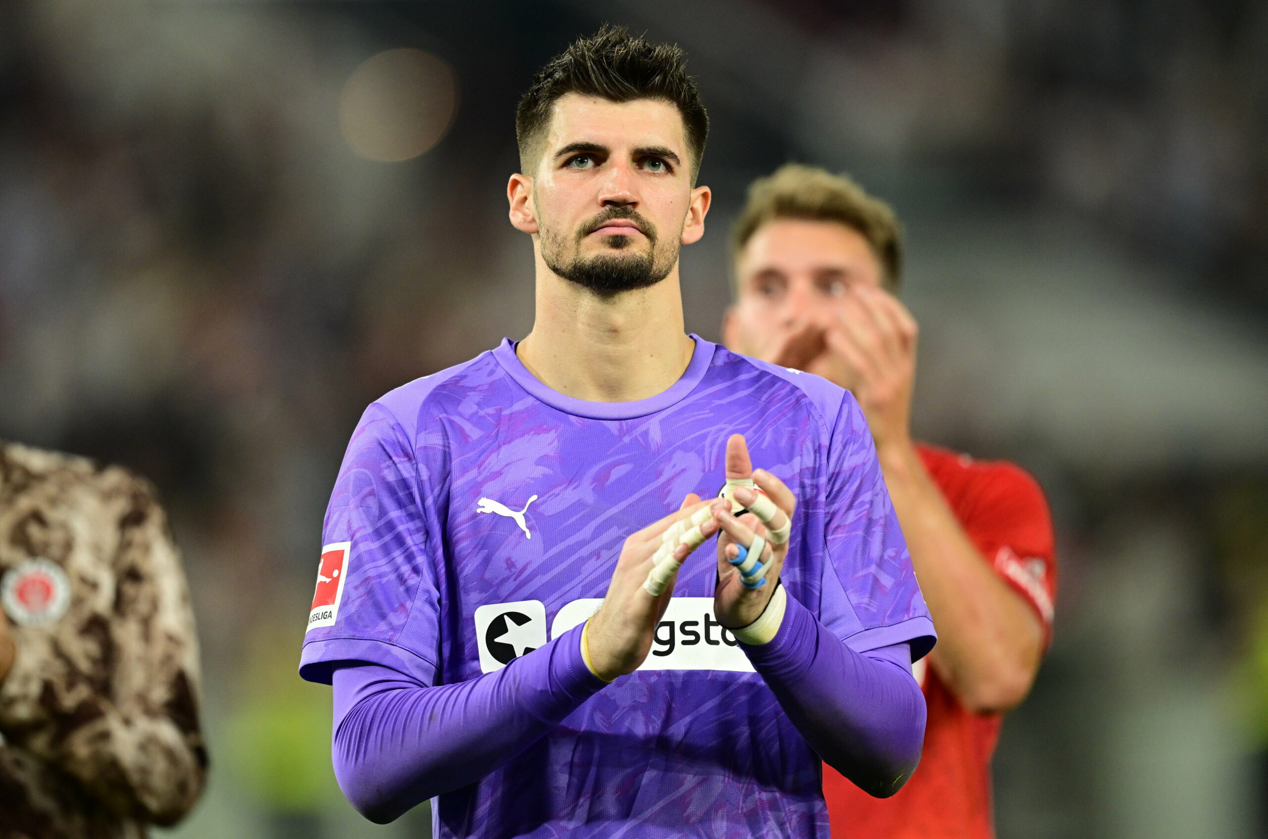 St. Pauli-Torhüter Nikola Vasilj nach dem Spiel gegen den VfB Stuttgart