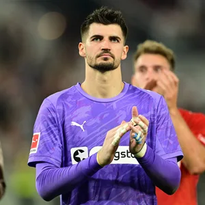 St. Pauli-Torhüter Nikola Vasilj nach dem Spiel gegen den VfB Stuttgart