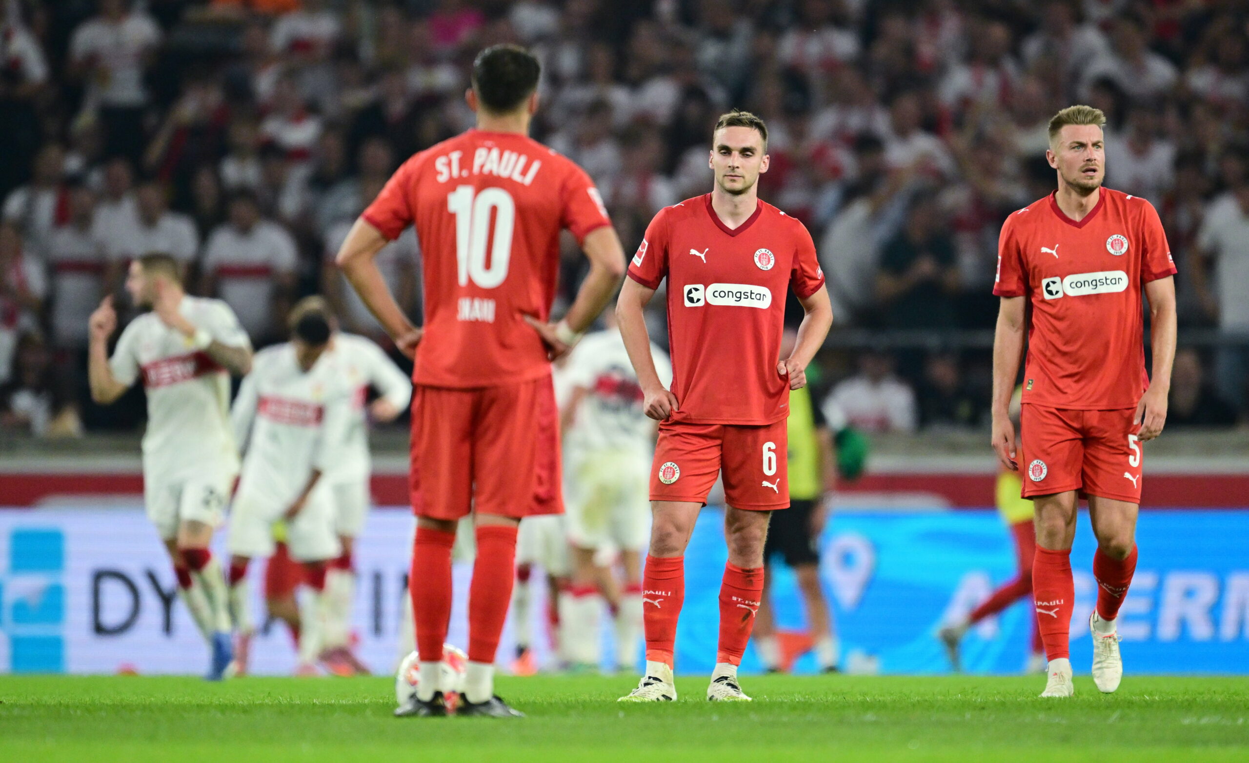 Enttäuschte St. Pauli-Profis bei der 0:2-Niederlage in Stuttgart