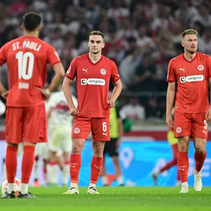 Enttäuschte St. Pauli-Profis bei der 0:2-Niederlage in Stuttgart