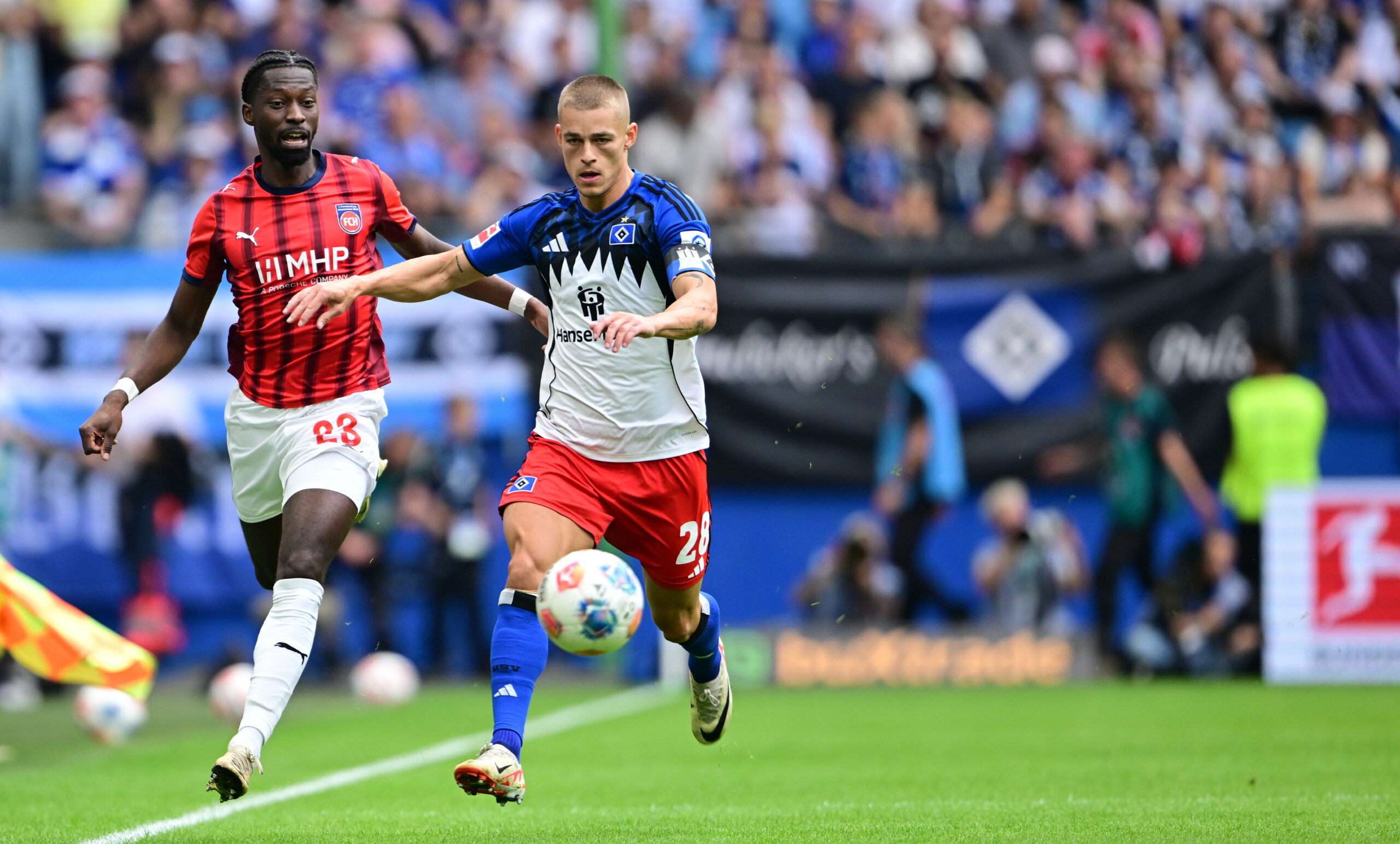 HSV-Kapitän Miro Muheim (r.) im Duell mit Heidenheims Omar Traoré.