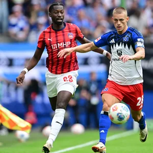 HSV-Kapitän Miro Muheim (r.) im Duell mit Heidenheims Omar Traoré.