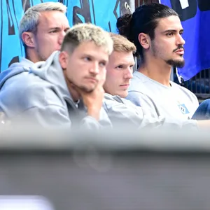 Noah Katterbach, Silvan Hefti, Emir Sahiti und Guilherme Ramos als Zuschauer im Volksparkstadion