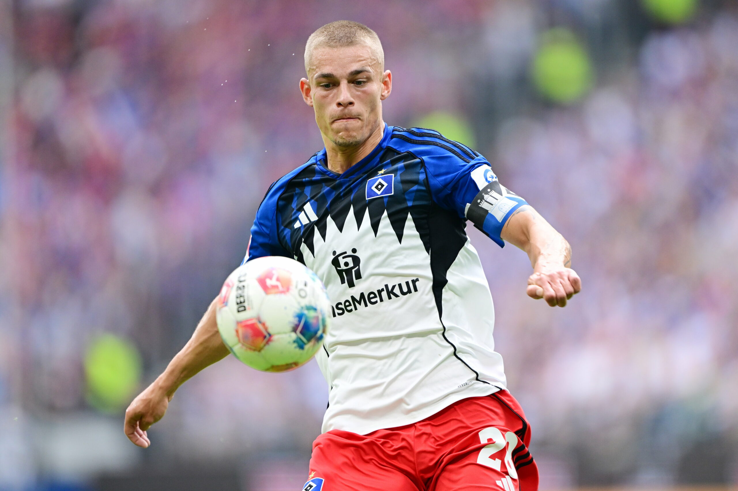 Miro Muheim führt den Ball für den HSV